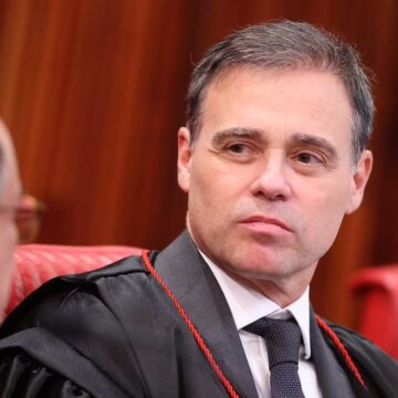 Mendonça diz que Lula e Flávio podem disponibilizar sigilos por conta própria e não cabe ao TSE definir divulgação