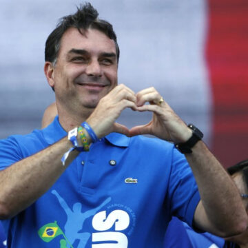 Flávio Bolsonaro detalha fuga do Brasil e fala em disputar eleição antes de 2030