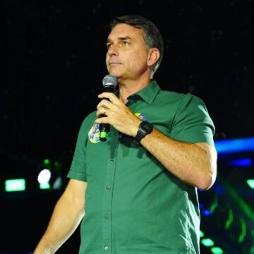 Flávio Bolsonaro chega aos EUA, diz BBC