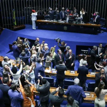 Senado aprova fim da escala 6×1
