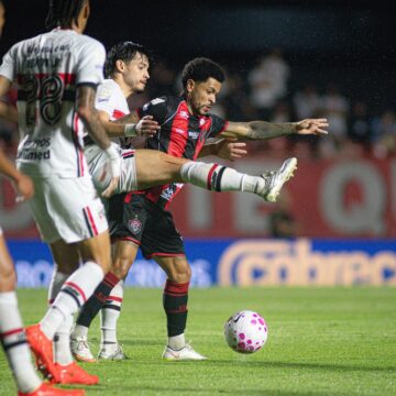 Tabu permanece! Com Calleri carrasco, Vitória é derrotado pelo São Paulo e segue sem vencer fora de casa no Brasileirão